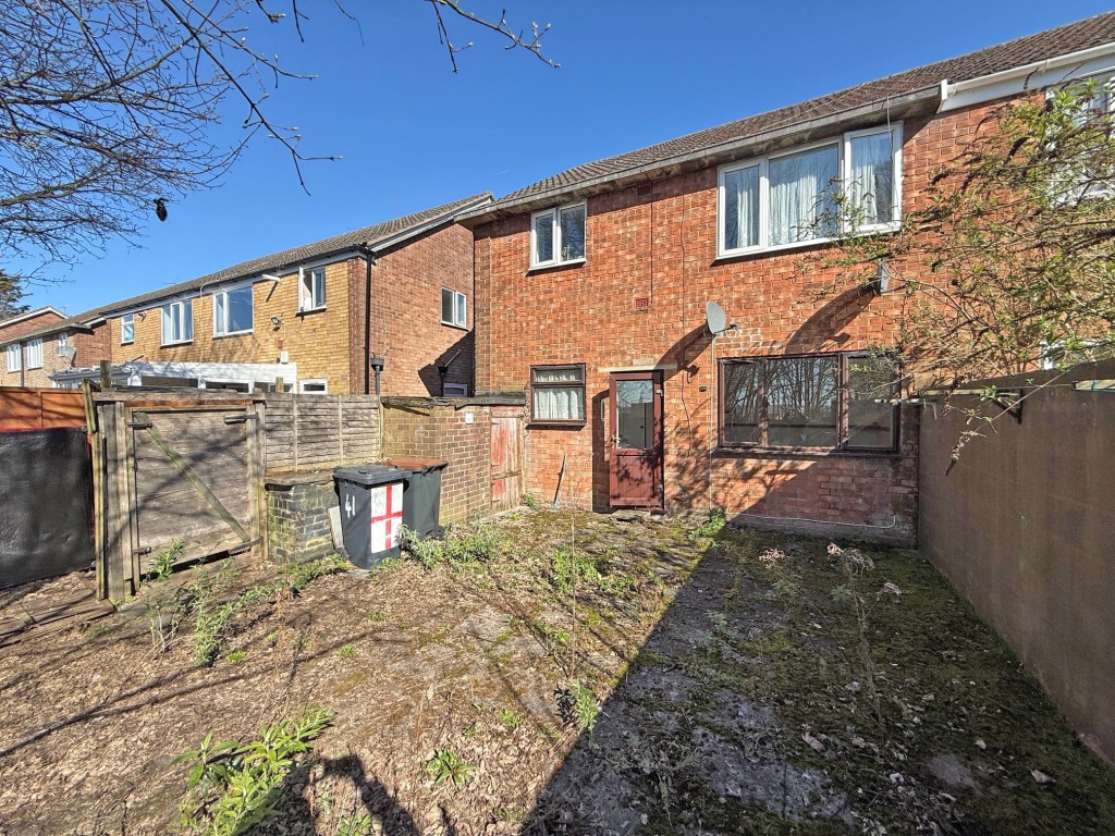 Lot: 177 - TWO-BEDROOM GROUND FLOOR MAISONETTE WITH GARDEN - Rear garden